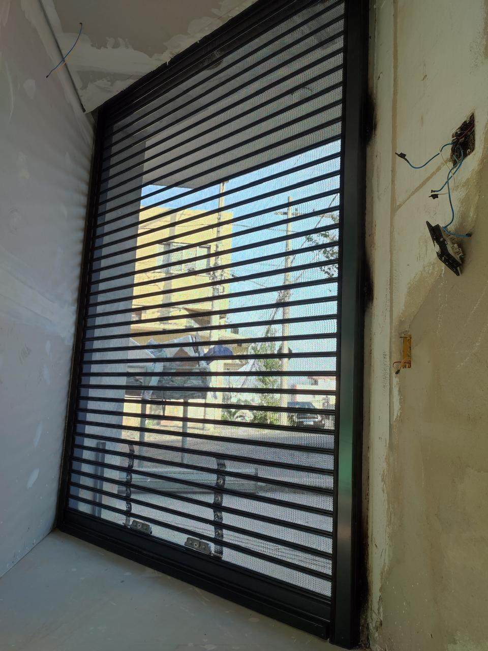 Detalhe de porta automática de enrolar